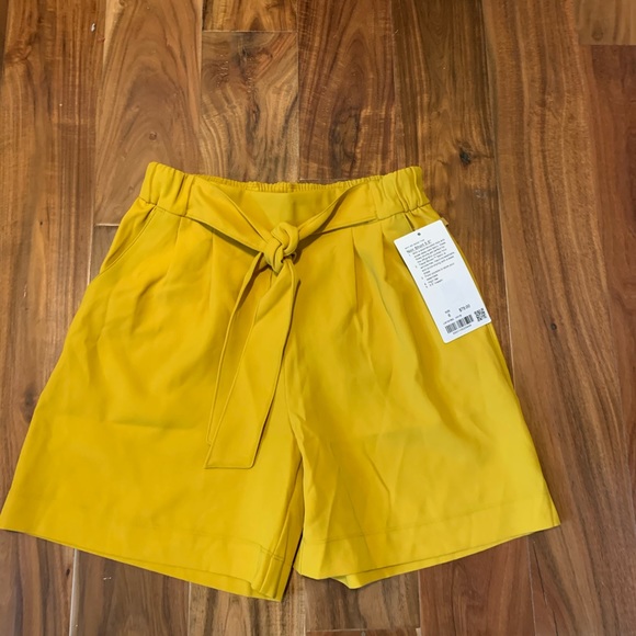 Lululemon noir short 5.5” honey bee HNYB nwt - Picture 3 of 7